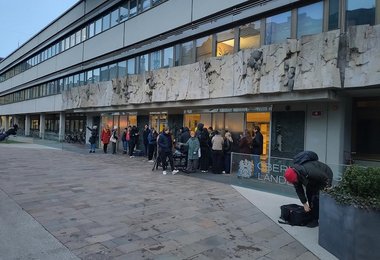 Kurz vor 7:30 war schon eine lange Schlang vor dem Landesgericht zu sehen.