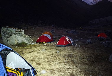 Auch im Basecamp ist die Reactive Lightning Funktion der Petzl Swift RL ganz nützlich