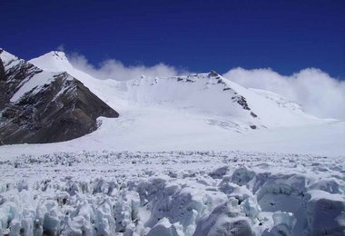 Lhakpa Ri (links hinten) vom letzten Lager auf 6350 m (Everest ABC) aus gesehen