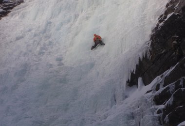 Georg Santner klettert Free Solo am Eisschild des "Mordor"; Fotos: František Šimk