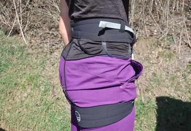 An jeder Seite hat der Mosquito Klettergurt vorne eine dicke und hinten eine recht dünn ausführte Materialschlaufe.