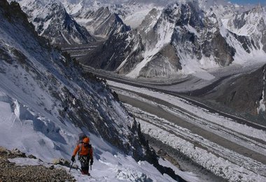 David mit Ausblick Richtung Südwesten über den Godwin-Austen-Gletscher zum Baltoro-Gletscher