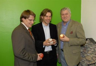 Landesobmann Thomas Pupp (Mitte) freut sich mit prominenten Gästen über das gelungene Service-Center