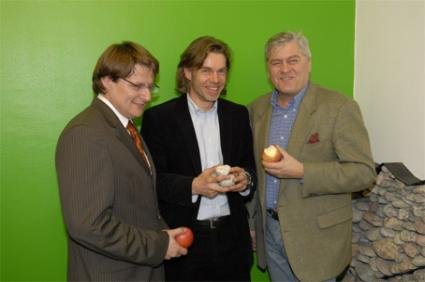 Landesobmann Thomas Pupp (Mitte) freut sich mit prominenten Gästen über das gelungene Service-Center