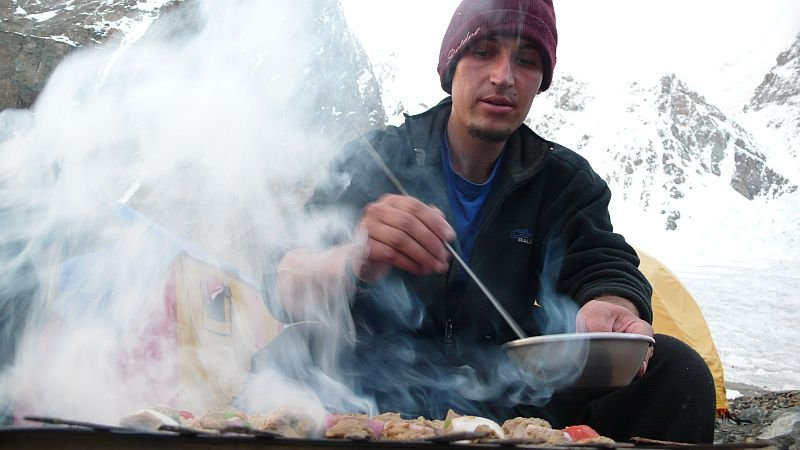 Unser Koch Ghasan Khan beim abendlichen Abschieds-Barbecue