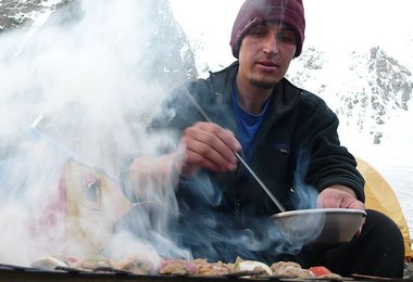 Unser Koch Ghasan Khan beim abendlichen Abschieds-Barbecue