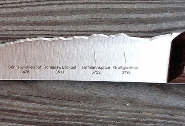 Die Berge sind alle mit Namen und genauer Höhe angeschrieben.