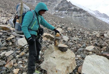 Steinmannbau auf dem Zentralen Rongbuk Gletscher © Gerlinde Kaltenbrunner