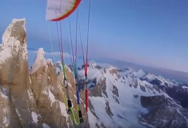 Fabian Buhl beim Gleitschirmflug vom Cerro Torre (c) Fabian Buhl