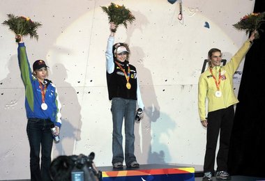 Angy Eiter wieder ganz oben, rechts Marietta Uhden