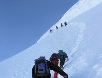 Mühsamer Aufstieg zum Chopicalqui auf hartgepresstem Schnee