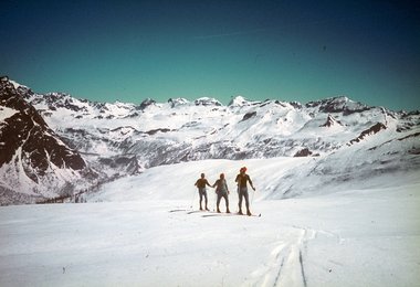 Das Team von 1971 hat die dominantesten und berühmtesten Gipfel der Alpen angesteuert, darunter Piz Palü (3900 m), Dufourspitze (4634 m) und Mont Blanc (4810 m) - eine extreme alpine Expedition. (c) 