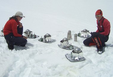 Elisabeth und Alix beim Schnee schmelzen und Wasser kochen