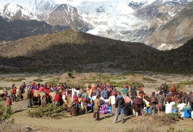 120 Träger aus Sama finden sich zum Lastentransport ins Manaslu BC ein