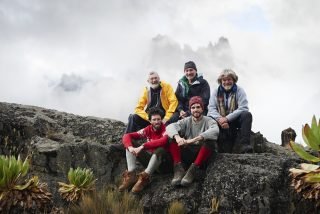 Dreharbeiten zu "Still Alive", Gert Judmaier, Oswald Ölz und Hansjörg und Vitus Auer, die die beiden im Film spielen, alle in St. Anton dabei. Bild © Servus tv , Manuel Ferrigato