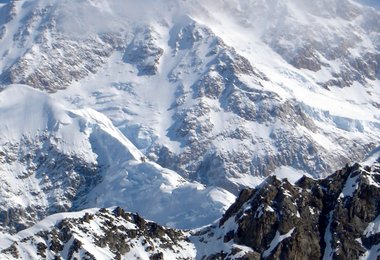 Basislager vor Denali Südwand. In Bildmitte verläuft die Cassin Ridge zum Kahiltna Horn, 6136 m