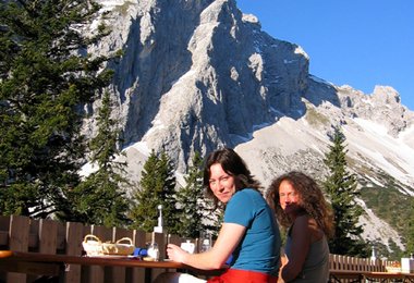 Frühstück auf der Otto Mayr Hütte unter der Gimpel Nordwand
