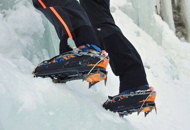 Bei Eisklettern im Eispark.