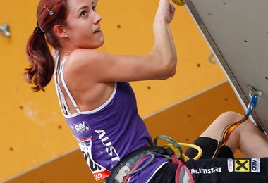 Katharina Posch klettert auf Rand 5