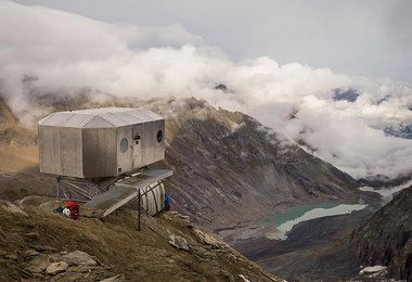 Das neue Glocknerbiwak an der Nordseite des Großglockners auf 3.205 Metern errichtet. Credit: Alpenverein/ Fabio Keck