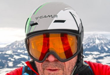 Mit Skibrille (für Brillenträger) geht das beim Voyager Skitourenhelm perfekt