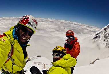 imon Anthamatten (Schweiz) sowie Hansjörg und Matthias Auer (Österreich)  auf dem Gipfel des Kunyang Chhish Ost, 7400 m