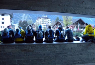 Helm und Pickel außen am S-Lab X Alp 20 Rucksack