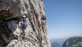Michael Bräuer beim Sanieren der 3. Seillänge kurz vor dem Bauch (7)