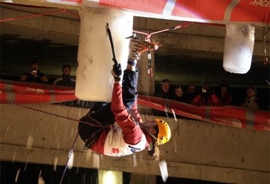 Hari Berger in der Tiefgarage von Saas Fee.  Foto: Menno Boermans