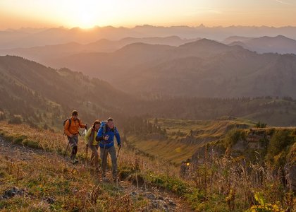 Wandern im Allgäu. Klaus-Peter Kappest erzählt in seiner Reise-Reportage „Allgäu“ wie schön und vielfältig diese Region ist. In drei Höhenlagen - Alpenvorland, Terrassen und Hochgebirge - erkundet der Fotograf das Allgäu zu Fuß. ©Klaus-Peter Kappest