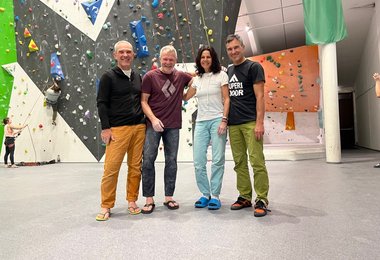 Vorstand des Bergführerverbandes mit Gerlinde Kaltenbrunner beim Klettern (v. l. n. r.: Gerald Daxner, Hati Finsterer, Gerlinde Kaltenbrunner, Herbert Wolf)