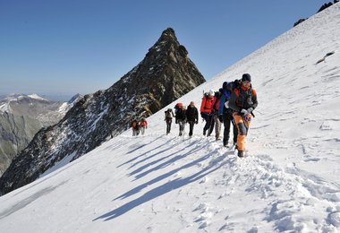 Die Alpinneulinge auf ihrem kräfteraubenden Weg zur höchst gelegenen Schutzhütte Österreichs, der Erzherzog-Johann-Hütte in 3.454 Meter Höhe
