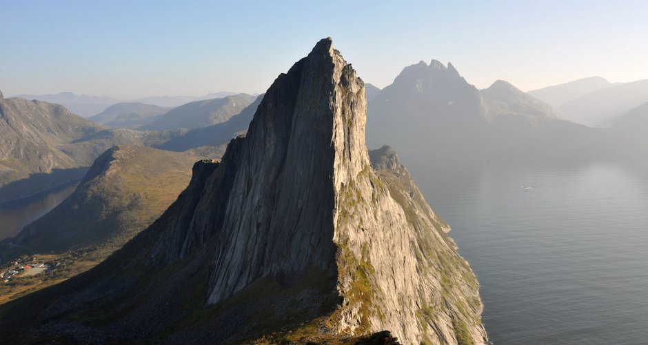Norwegens Berge laden zu ausgiebigen Klettertouren ein. Bild: fotolia.com © vkhom68 
