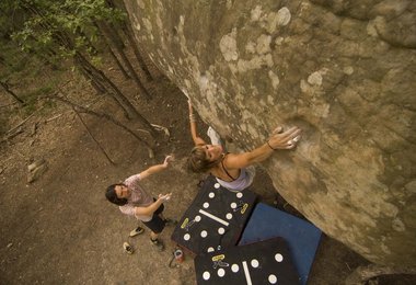 Andrea beim Bouldern © Evrard Wendenbaum