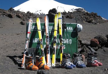Unsere Fischer Skier, im Hintergrund der Parinacota