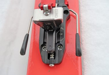 Der Hinterbacken mit der Längenverstellung (20 mm) und der Feder für den Skiflex-Ausgleich.