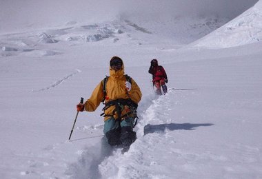 Die beiden Sherpas folgen im Tiefschnee nach unten