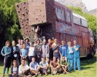 Der Truck, der die Crew über Stock und Stein führt.