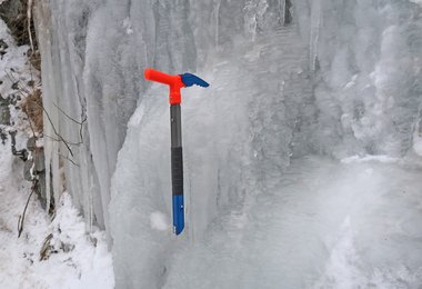 Die mit dem Pocket Spike umgebaute Lawinenschaufel Alu Pro von Ortovox.