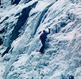 Vor 40 Jahren bei der Erstbegehung. Kletterer: James Skone (c) Hans Wohlschlager.