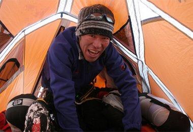 Hiro im Hochlagerzelt; Foto: Veikka Gustafsson