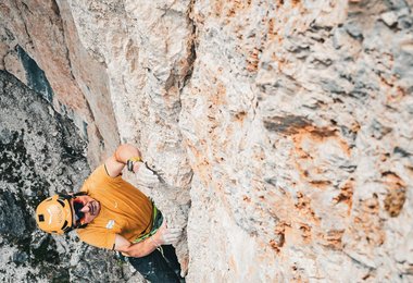 „Born Ready“ trad. 9 (8 obl.) - Hintere Geierwand @daniel.rogger.dolomites @davide.prandini