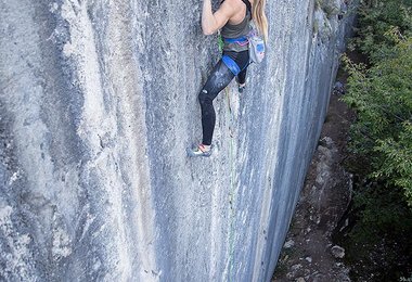 Auch Jessica Pilz hat in Arco sichtlich Spaß beim klettern, Foto ©Heiko Wilhelm