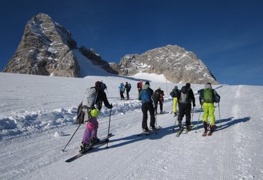 Um die Ausrüstung kennenzulernen, beginnt die Skitour am präparierten Skiweg.