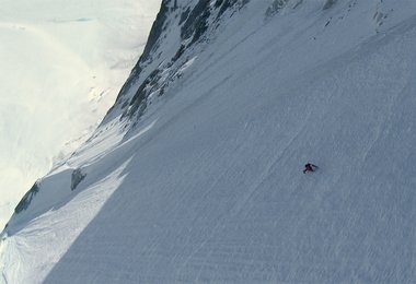 In steilen Eiswänden in den Alpen