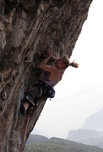 Angela Eiter in Claudio Cafe 8c+; Foto: Bernie Ruech