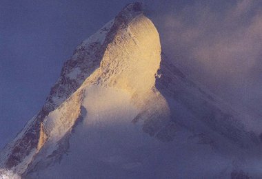 Khan Tengri 7.010m Im Alpinstil mit Juergen Reinmueller ueber die Marble Rib Grenze Licht Schatten rechts