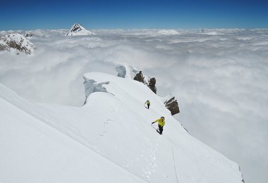 Simon schaut auf Matthias und Hansjörg kurz vor dem Gipfel.