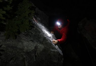 Stirnlampen helfen bei Dunkelheit und können auch Leben retten (c) bergsteigen.com
