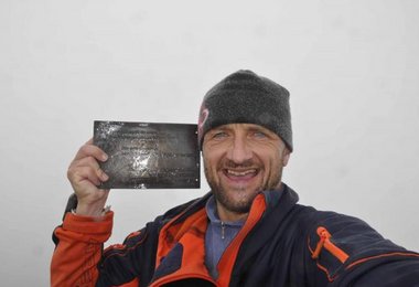 Die "Summit Plate" des Puncak Trikora Gipfels